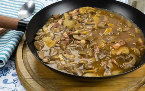 Champignons à la crème, tendres et savoureux, mijotent dans une sauce onctueuse. Un délice réconfortant prêt à être dégusté.