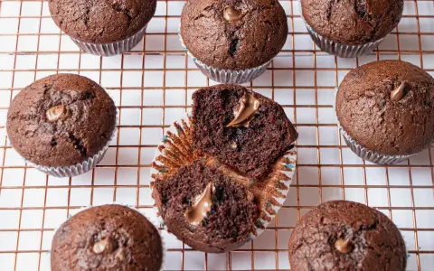 Plusieurs muffins au chocolat, dont un ouvert révélant une généreuse garniture de nutella.