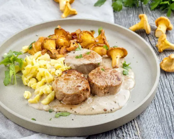 Trois médaillons de filet mignon tendres, accompagnés de girolles et de spätzle, nappés d'une sauce crémeuse.