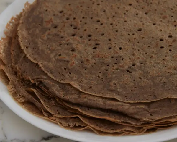 Pile de galettes de sarrasin, parfaites pour une recette galette crepe. Elles sont fines et légèrement dorées.