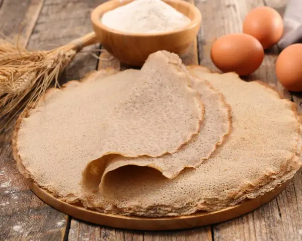 Pile de crêpes de sarrasin, ingrédients pour une recette crêpe sarrasin sans repos : farine, œufs, blé.
