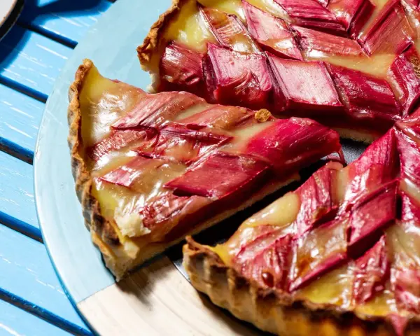 Tarte aux fruits rouges et crème pâtissière, une délicieuse rhubarbe recette.