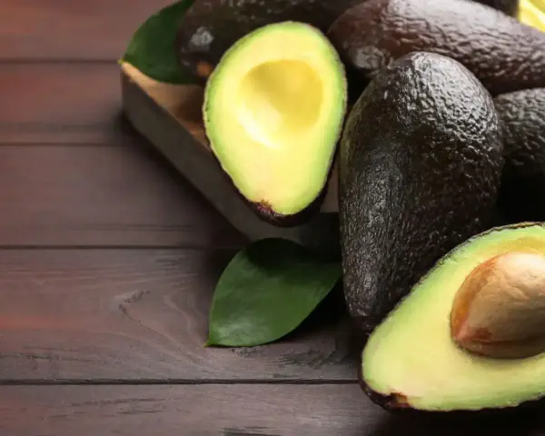 Des avocats frais, coupés en deux, prêts pour une délicieuse recette avocat.