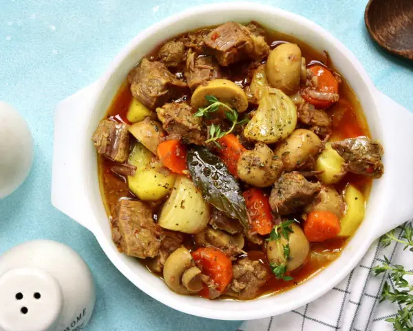 Un délicieux sauté de porc Cookeo, mijoté avec des pommes de terre, carottes et champignons. Un plat réconfortant et savoureux.