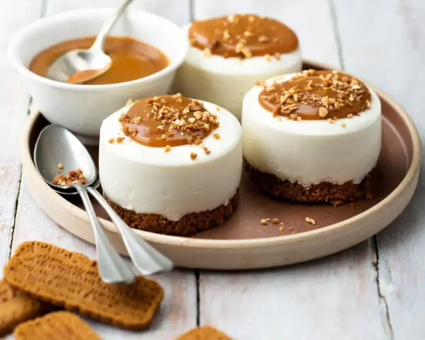 Trois mini-gâteaux onctueux sur une base croustillante, nappés de caramel et de noix. Parfait pour une recette gâteau spéculoos rapide et gourmande.