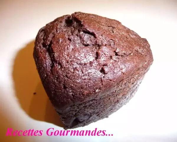 Un délicieux muffin chocolat, tout juste sorti du four, avec une texture moelleuse et un goût intense. Parfait pour une pause gourmande.
