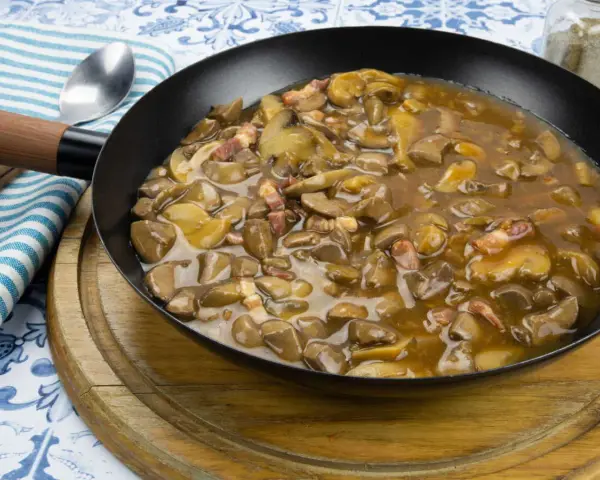 Champignons à la crème, tendres et savoureux, mijotent dans une sauce onctueuse. Un délice réconfortant prêt à être dégusté.
