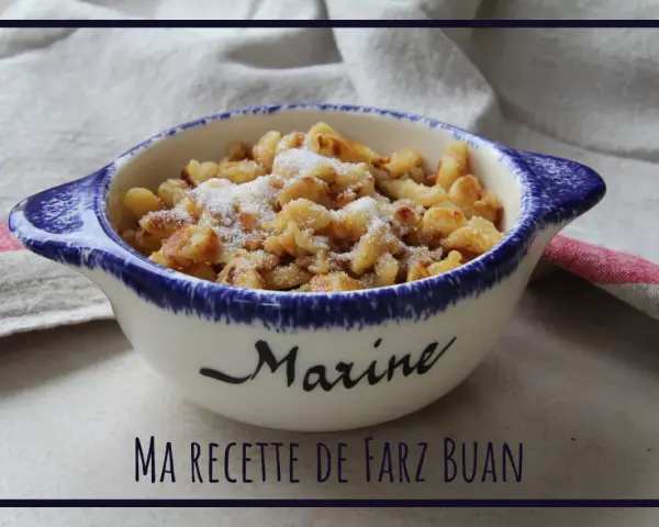 Un délicieux dessert rapide dernière minute, des morceaux dorés saupoudrés de sucre dans un bol personnalisé.