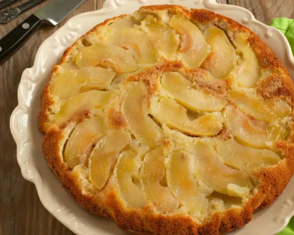Un délicieux cake aux pommes, doré et moelleux, garni de fines tranches de pommes fondantes. Parfait pour le goûter.