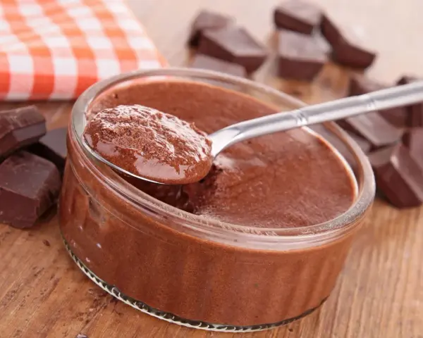 Une cuillère de mousse au chocolat onctueuse, prête à être dégustée. Parfait pour une recette facile.