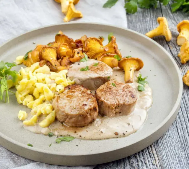 Trois médaillons de filet mignon tendres, accompagnés de girolles et de spätzle, nappés d'une sauce crémeuse.
