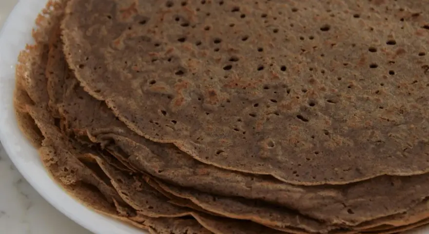 Pile de galettes de sarrasin, parfaites pour une recette galette crepe. Elles sont fines et légèrement dorées.
