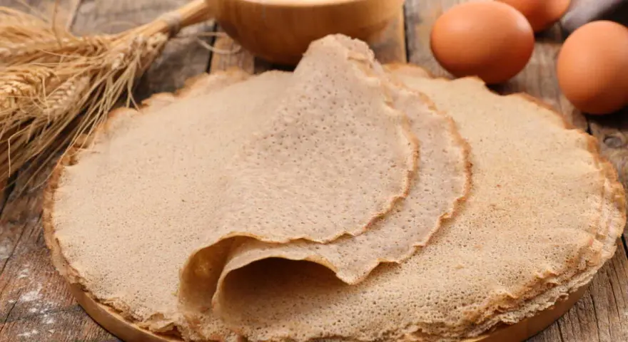 Pile de crêpes de sarrasin, ingrédients pour une recette crêpe sarrasin sans repos : farine, œufs, blé.