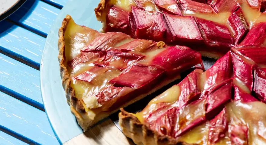 Tarte aux fruits rouges et crème pâtissière, une délicieuse rhubarbe recette.