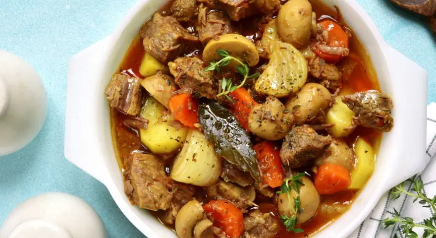 Un délicieux sauté de porc Cookeo, mijoté avec des pommes de terre, carottes et champignons. Un plat réconfortant et savoureux.
