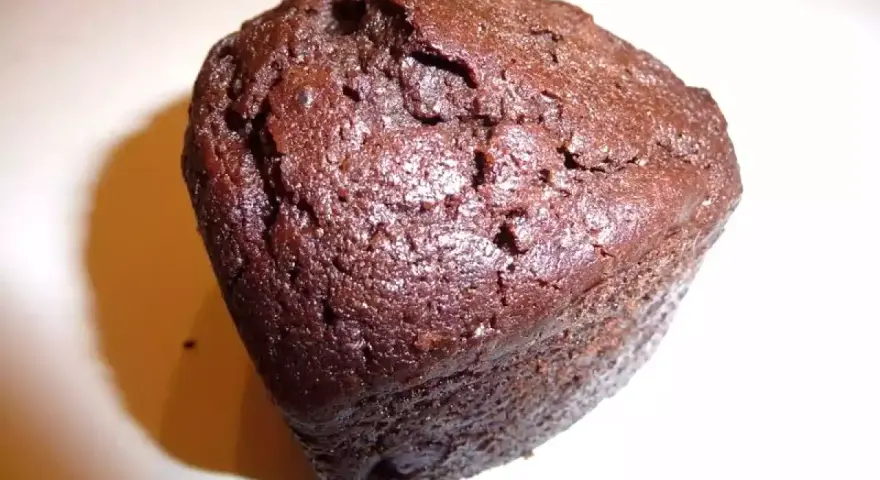 Un délicieux muffin chocolat, tout juste sorti du four, avec une texture moelleuse et un goût intense. Parfait pour une pause gourmande.