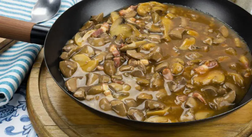 Champignons à la crème, tendres et savoureux, mijotent dans une sauce onctueuse. Un délice réconfortant prêt à être dégusté.