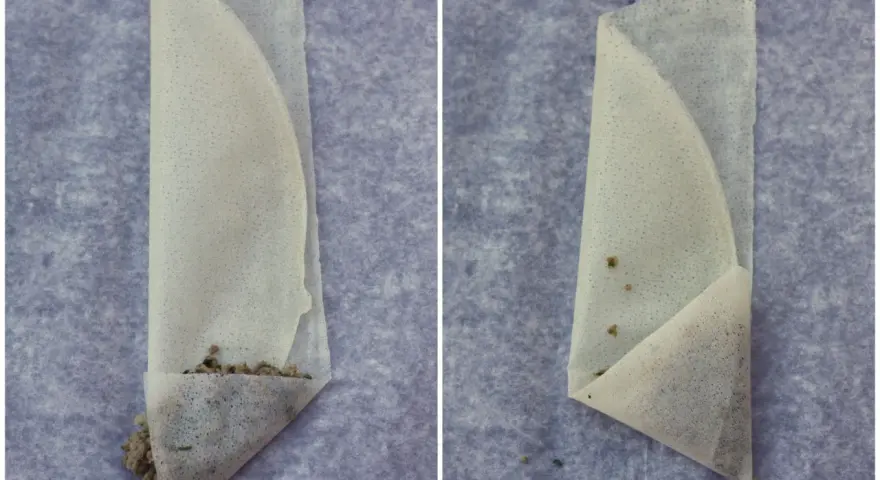 Deux étapes pour comment plier des feuilles de brick garnies en forme de triangle. La feuille est pliée sur la farce.