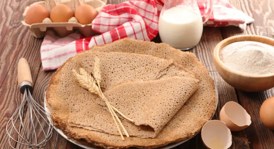 Délicieuses crêpes de pâte sarrasin, accompagnées d'œufs, de lait et de farine. Un délice rustique prêt à être dégusté.