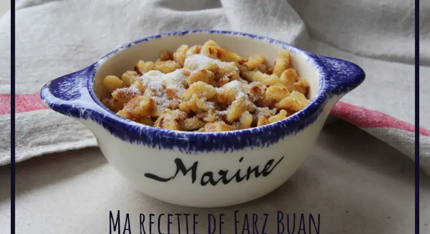 Un délicieux dessert rapide dernière minute, des morceaux dorés saupoudrés de sucre dans un bol personnalisé.