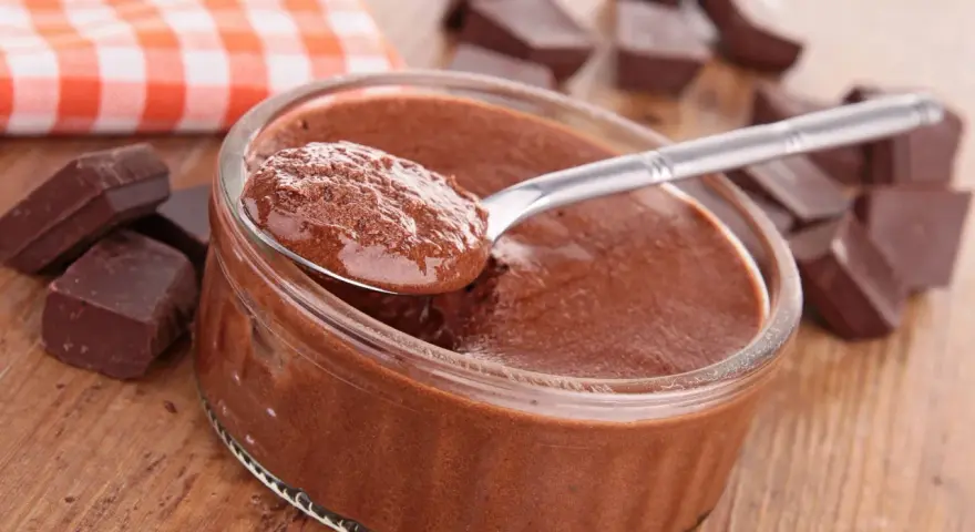Une cuillère de mousse au chocolat onctueuse, prête à être dégustée. Parfait pour une recette facile.