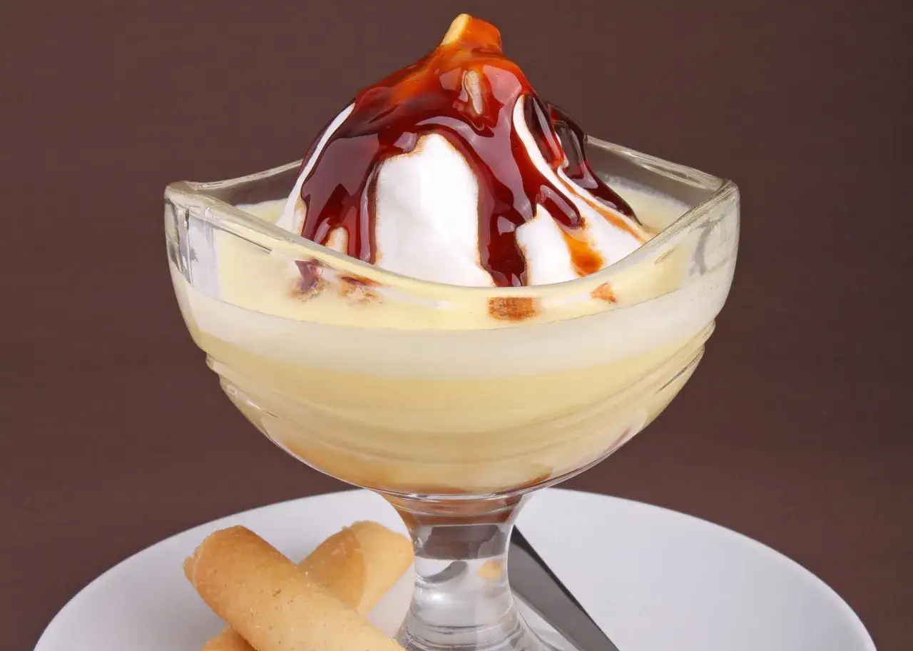 Une d&eacute;licieuse &icirc;le flottante, meringue a&eacute;rienne napp&eacute;e de caramel, baignant dans une cr&egrave;me anglaise onctueuse.