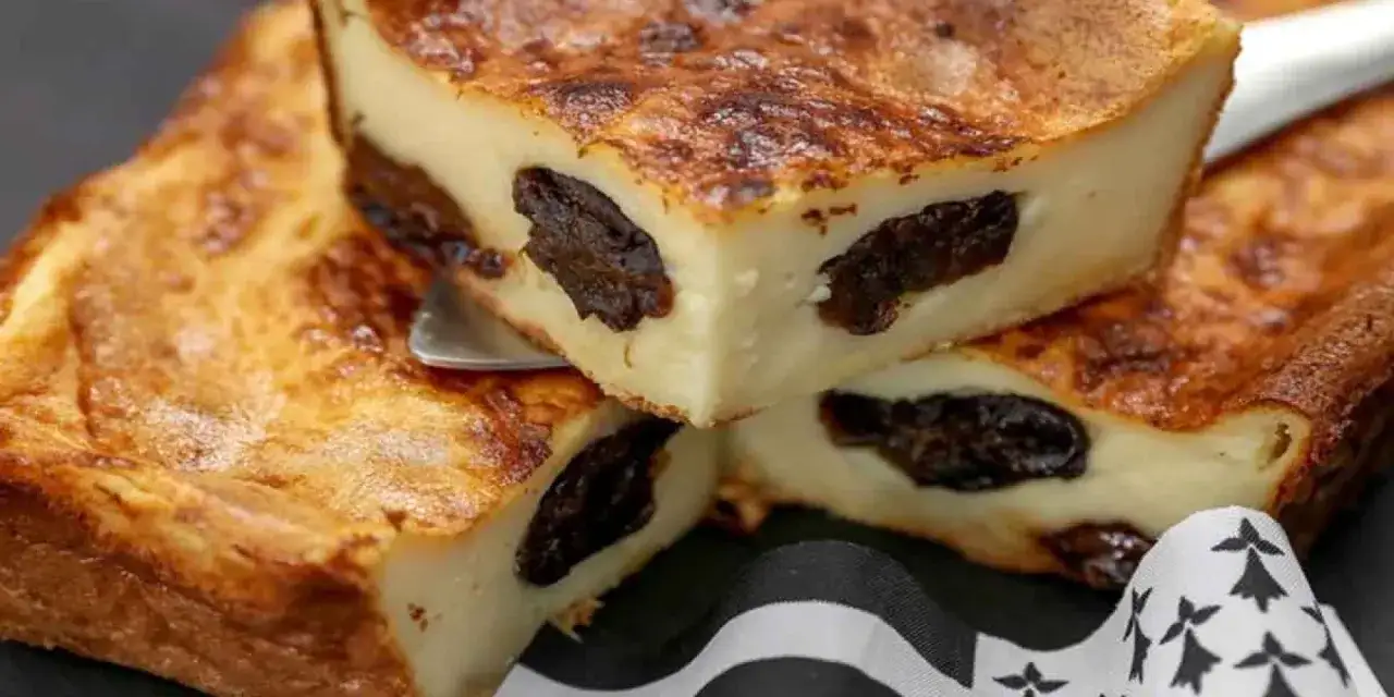 Tranches de gâteau crémeux aux pruneaux, un dessert rapide dernière minute, doré et appétissant.