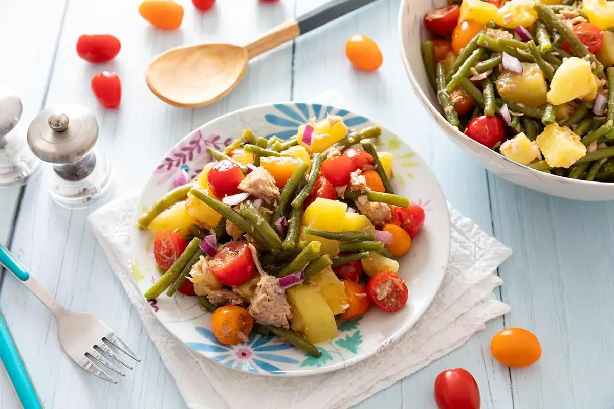 Salade color&eacute;e avec haricots verts, tomates cerises, pommes de terre et thon. Un plat frais et savoureux.