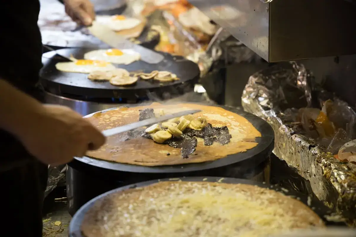Pr&eacute;paration de galettes de sarrasin. La p&acirc;te trop liquide ou une cuisson trop rapide peut expliquer pourquoi les galettes de sarrasin se cassent.