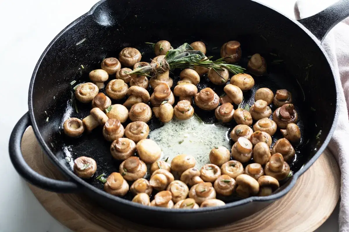 Champignons &agrave; la cr&egrave;me dans une po&ecirc;le en fonte, avec des herbes fra&icirc;ches. Un d&eacute;lice simple et savoureux.