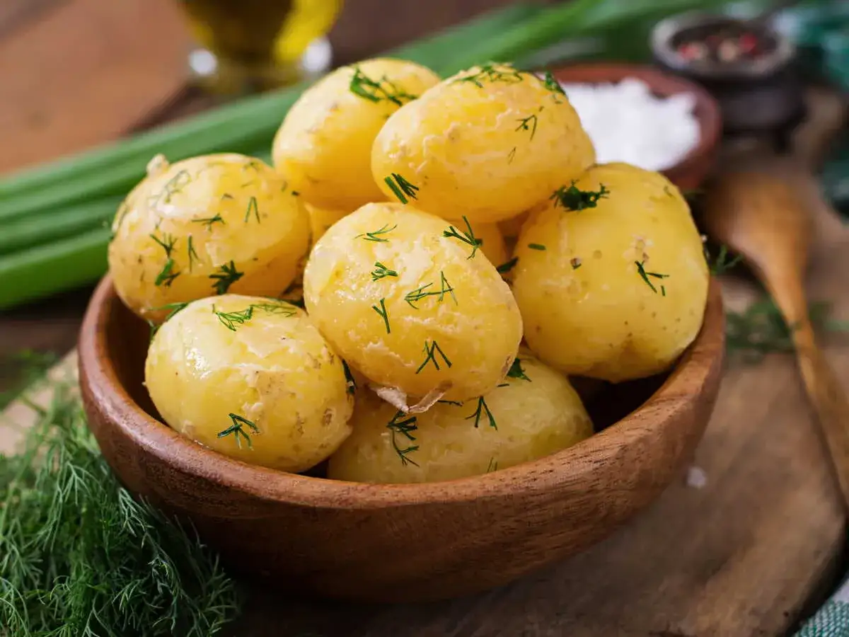 Pommes de terre &agrave; l'eau, tendres et parsem&eacute;es d'aneth frais, pr&ecirc;tes &agrave; &ecirc;tre d&eacute;gust&eacute;es. Le temps de cuisson est parfait.