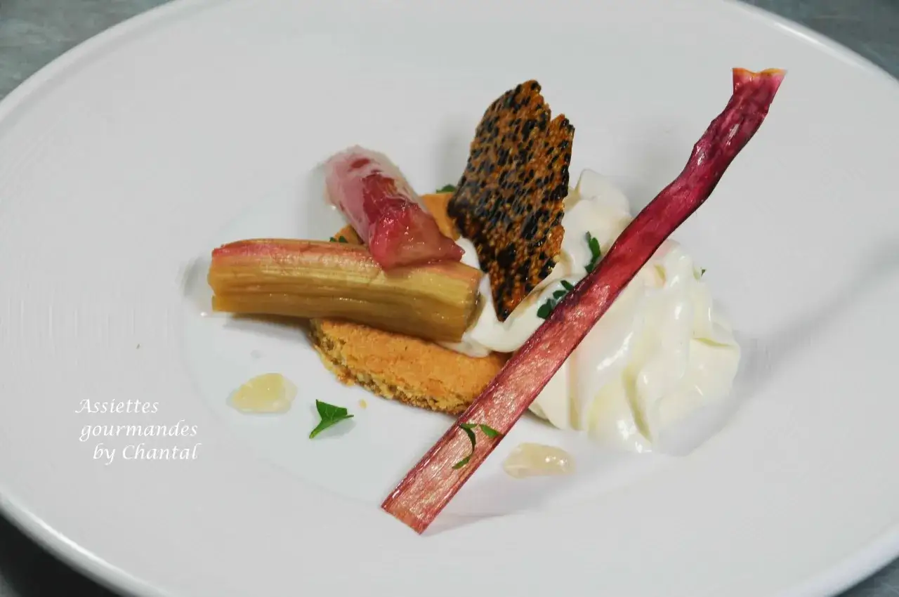 D&eacute;licieuse recette de rhubarbe : b&acirc;tonnets de rhubarbe confite, cr&egrave;me fouett&eacute;e, biscuit sabl&eacute; et tuile de s&eacute;same noir.