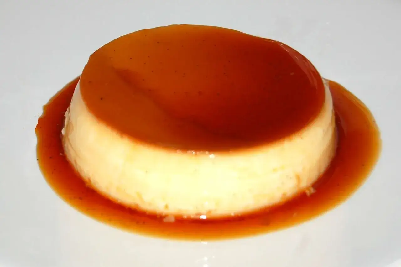 Un d&eacute;licieux cr&egrave;me renvers&eacute;e, son caramel ambr&eacute; coule doucement sur sa texture onctueuse. Un vrai r&eacute;gal pour les yeux et les papilles.