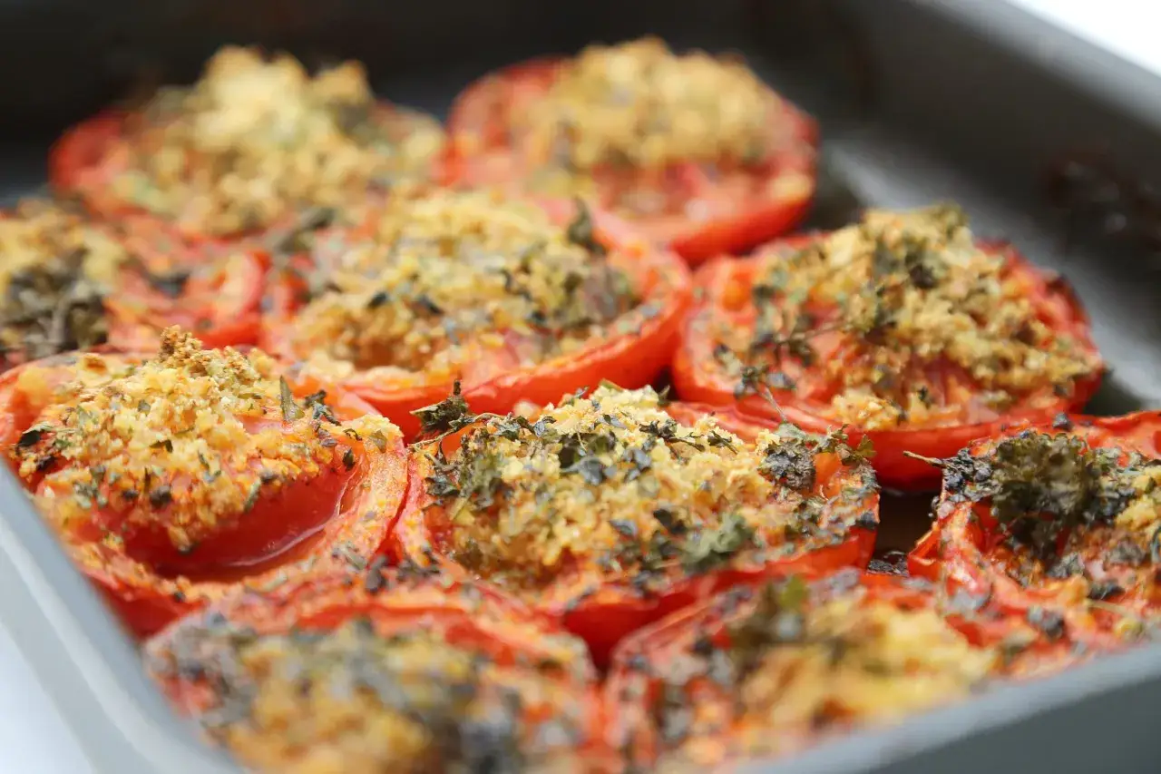 Tomates proven&ccedil;ales gratin&eacute;es, garnies d'herbes et de chapelure, pr&ecirc;tes &agrave; &ecirc;tre d&eacute;gust&eacute;es.