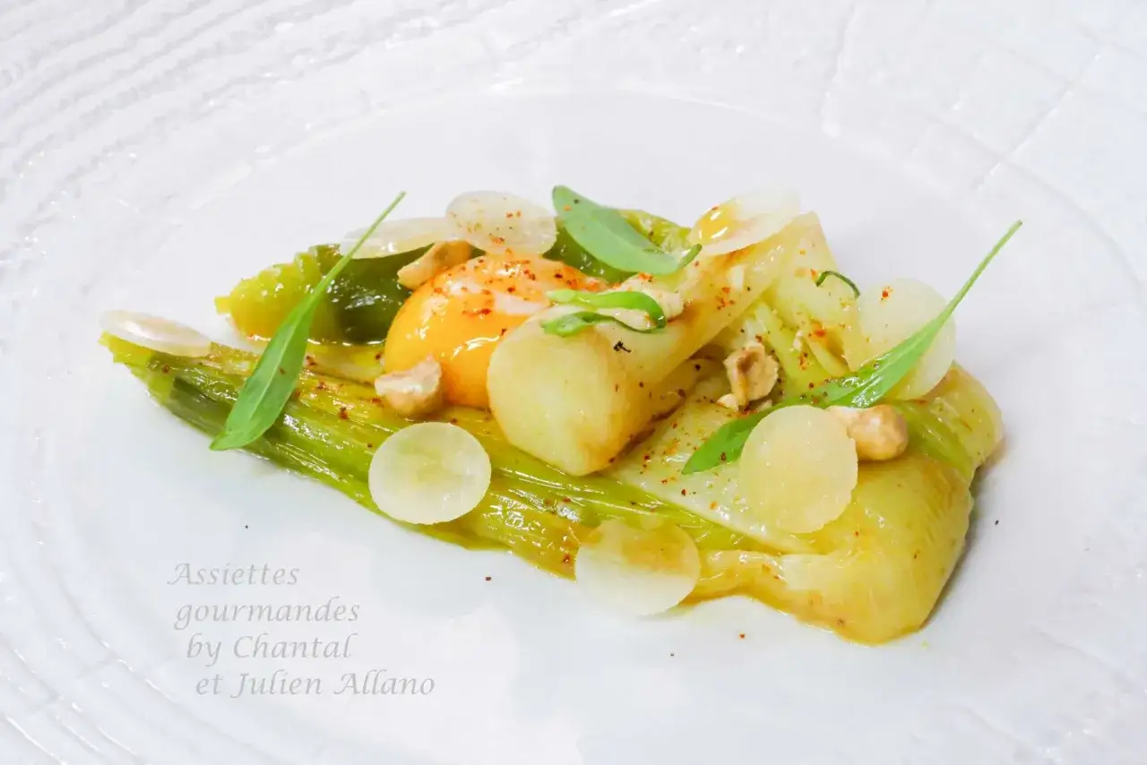 Délicieuse recette poireaux avec œuf poché, fines rondelles de radis et éclats de noisettes. Une assiette gourmande.