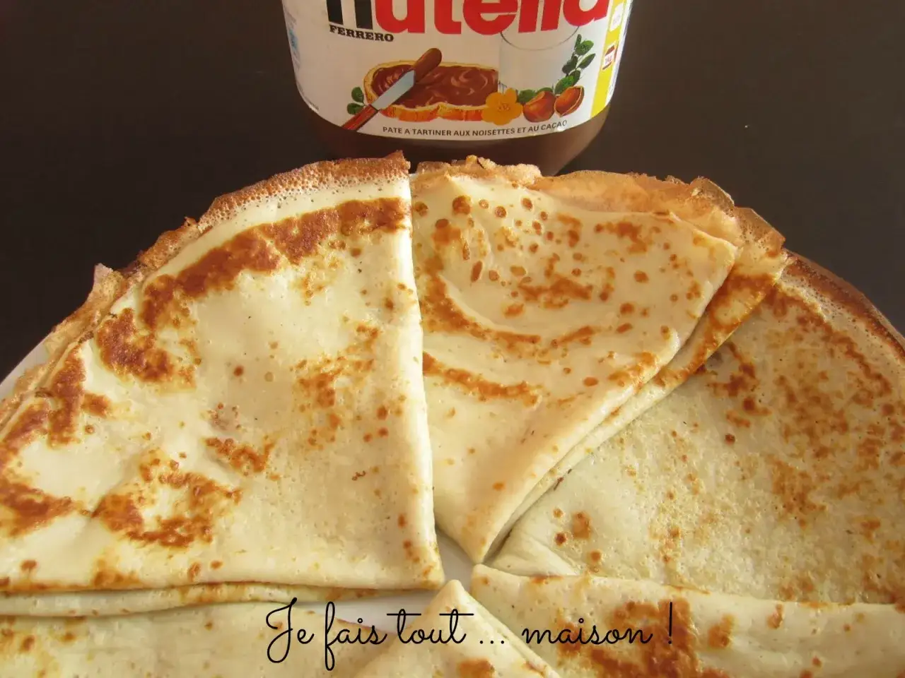 Crêpes dorées, prêtes à être garnies de Nutella. Un délice fait maison, comme une crêpe avec un œuf.