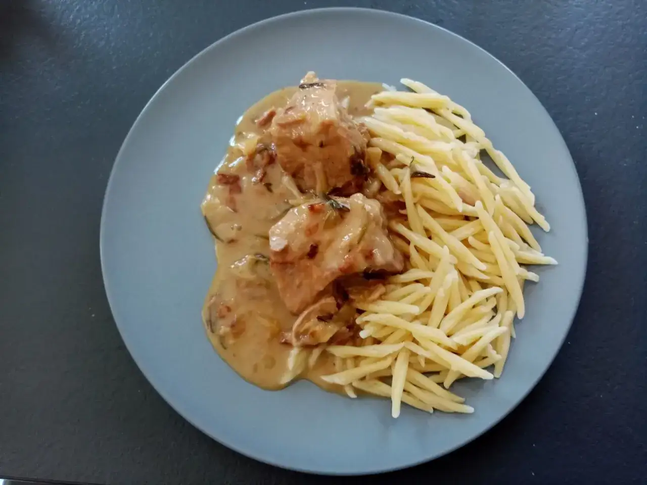 Délicieux sauté de porc Cookeo, servi avec des pâtes fines et une sauce onctueuse. Un plat réconfortant et savoureux.