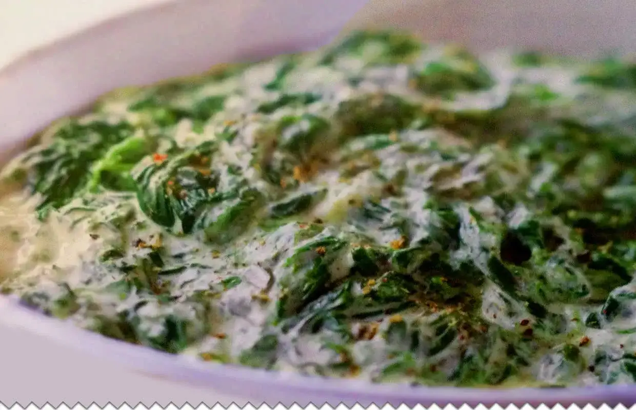 Un plat r&eacute;confortant d'&eacute;pinards &agrave; la cr&egrave;me, parsem&eacute; d'&eacute;pices.