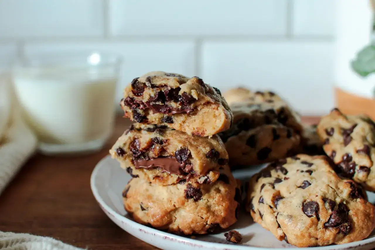 Gourmands cookies aux p&eacute;pites de chocolat, parfaits pour une recette cookies facile. Un verre de lait &agrave; c&ocirc;t&eacute; pour le plaisir.