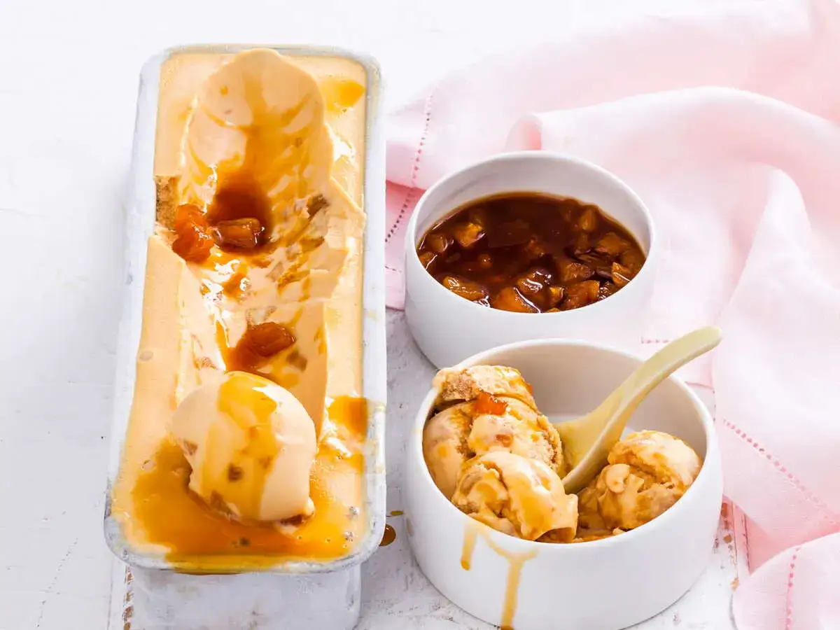 Glace au yaourt onctueuse, napp&eacute;e de caramel et parsem&eacute;e de morceaux de fruits confits. Un d&eacute;lice pour les papilles !