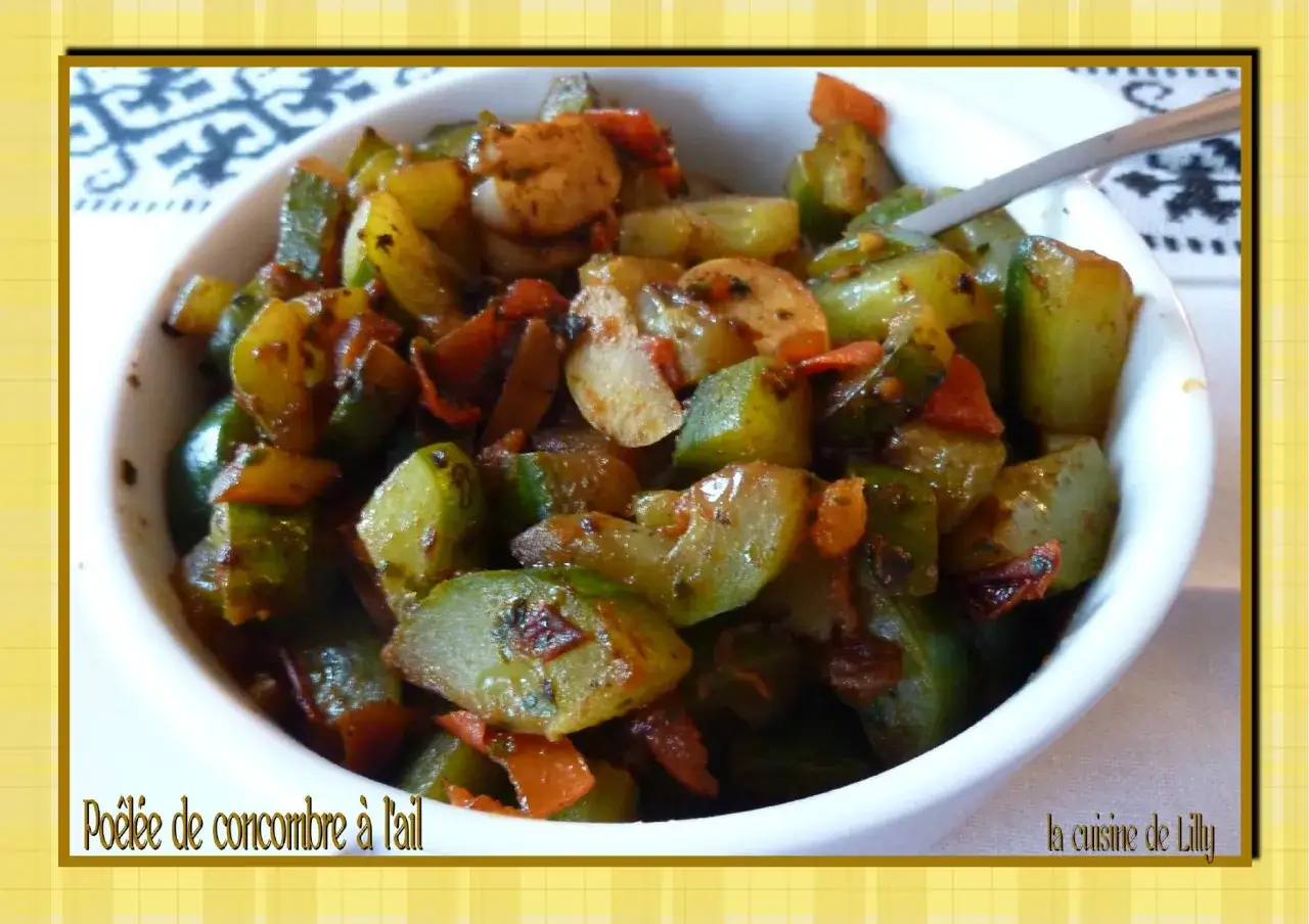 Poêlée de concombre à l'ail, une recette savoureuse et facile. Ce plat met en valeur le concombre cuit avec des morceaux de poivrons rouges et des épices.