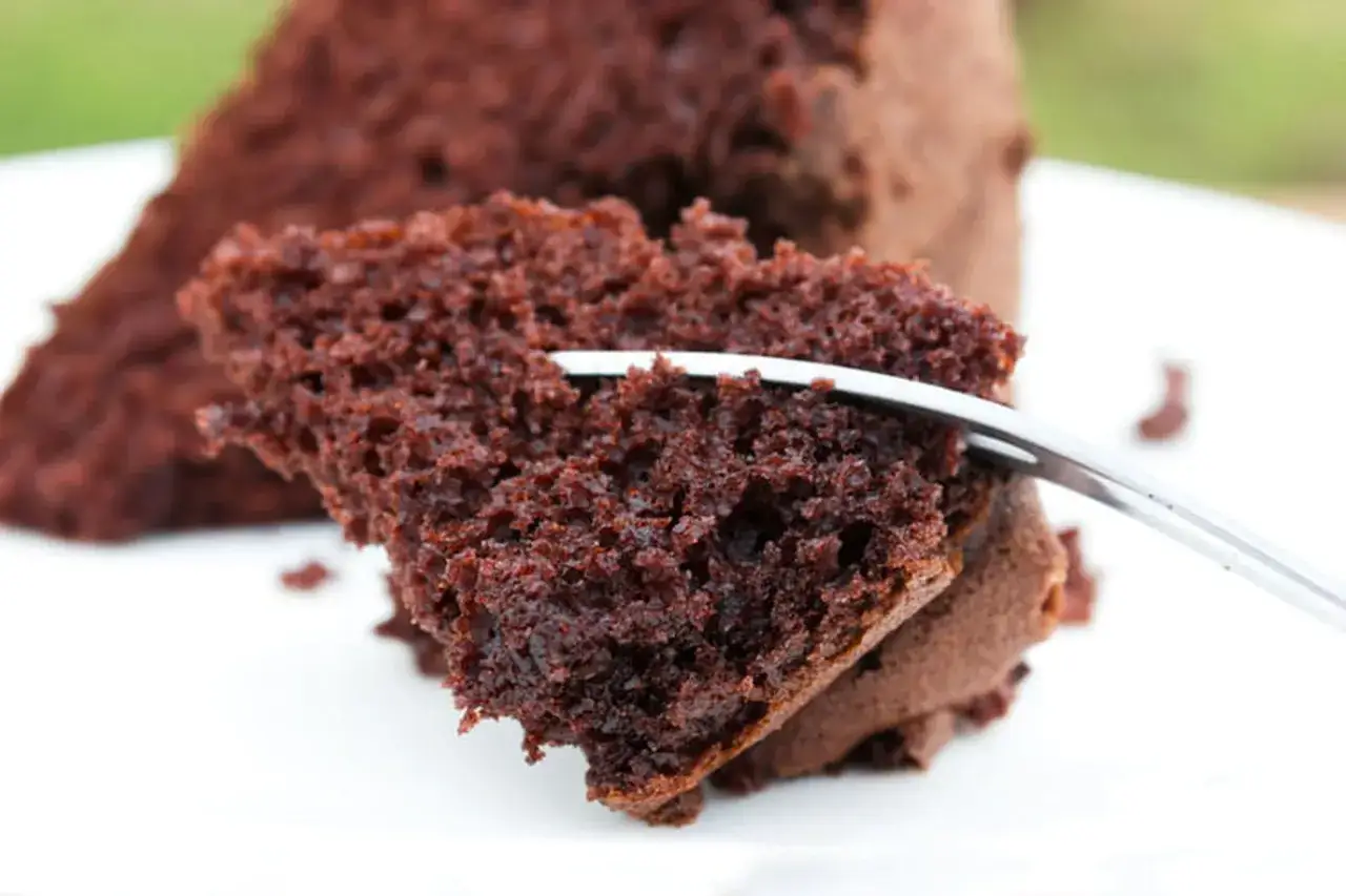 Une part de g&acirc;teau chocolat moelleux, une fourchette s'appr&ecirc;te &agrave; y plonger.