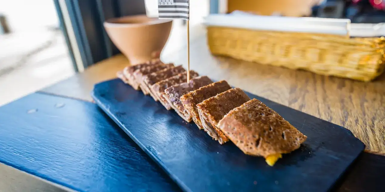 Crêpes de sarrasin coupées en tronçons, décorées d'un drapeau breton. Une recette crêpe sarrasin sans repos, parfaite pour un apéritif !