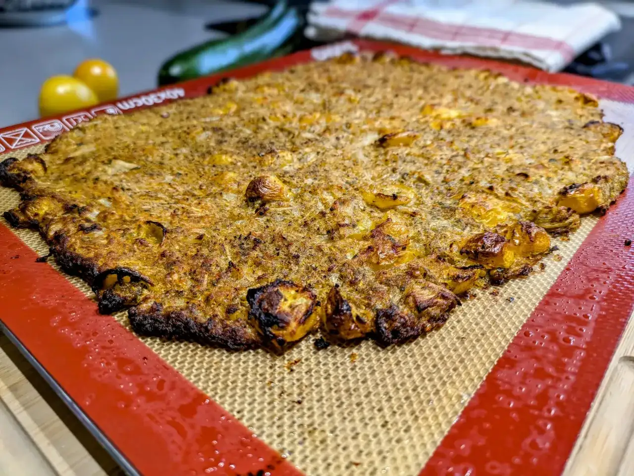 Galette compl&egrave;te au four, dor&eacute;e et croustillante, pr&ecirc;te &agrave; &ecirc;tre d&eacute;gust&eacute;e. Des morceaux de l&eacute;gumes et d'&eacute;pices sont visibles.
