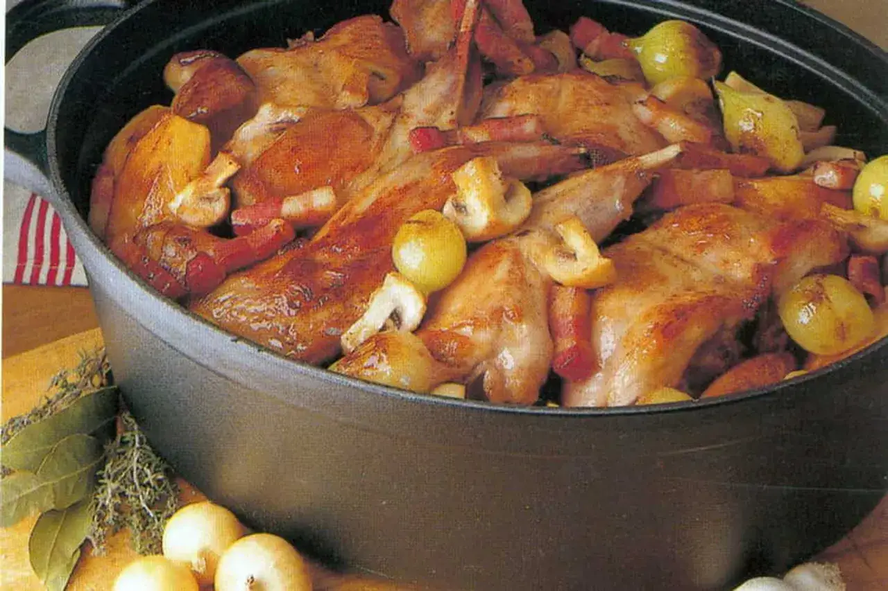 Un plat mijoté de lapin chasseur, avec des morceaux de lapin dorés, des champignons, des oignons et des lardons, prêt à être dégusté.