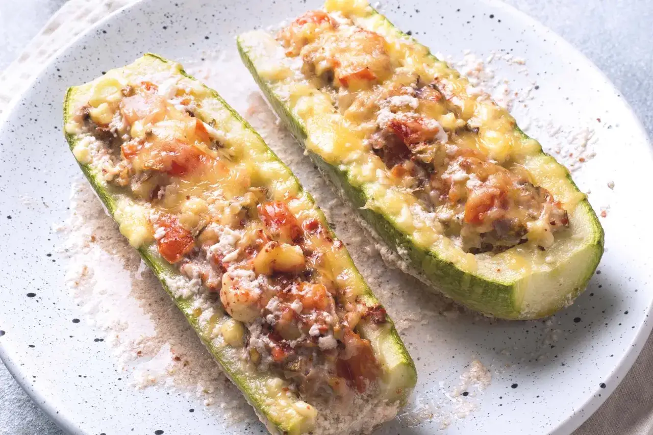 Deux moiti&eacute;s de courgettes g&eacute;n&eacute;reusement garnies, gratin&eacute;es au fromage fondant. Un d&eacute;lice de courgettes farcies, pr&ecirc;t &agrave; &ecirc;tre d&eacute;gust&eacute;.