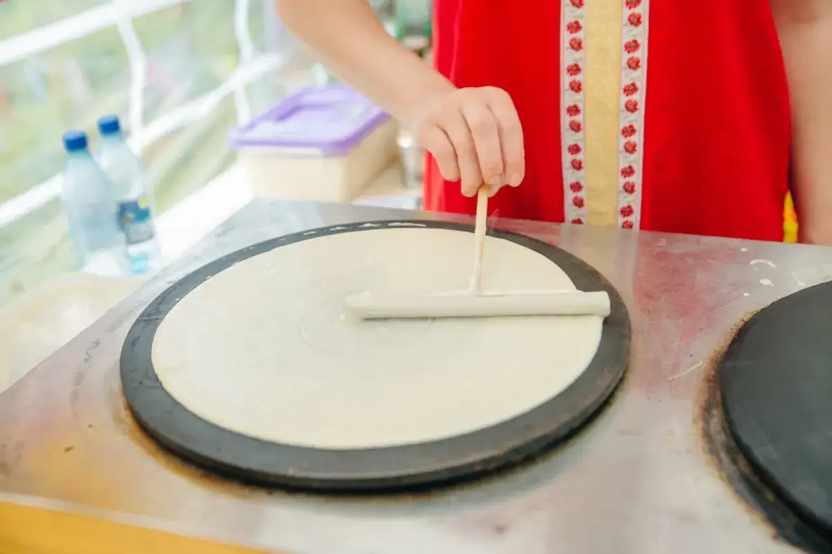 Utilisation d'un r&eacute;partiteur pour &eacute;taler la p&acirc;te sur une cr&ecirc;pi&egrave;re &eacute;lectrique. Apprenez comment nettoyer une cr&ecirc;pi&egrave;re &eacute;lectrique pour des cr&ecirc;pes parfaites.