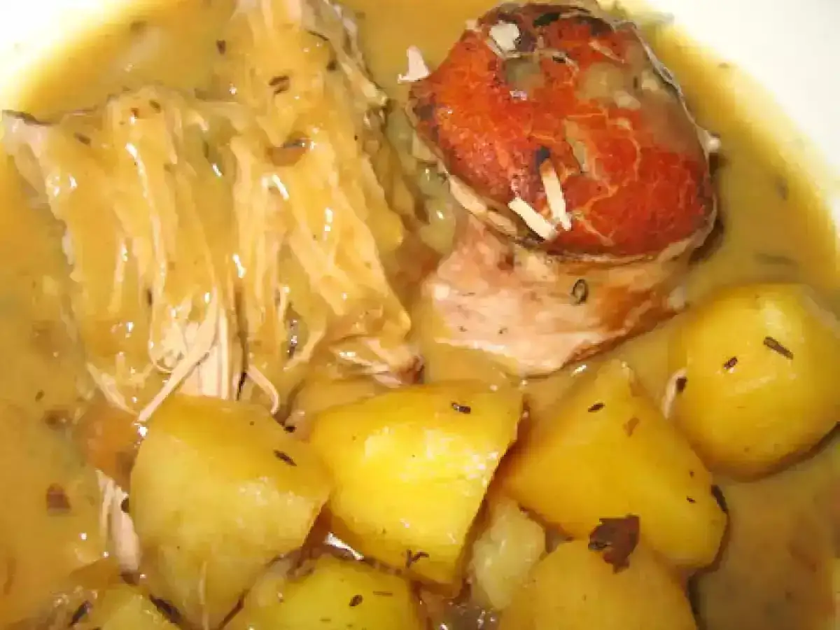 Rouelle de porc au four, tendre et juteuse, baignant dans une sauce savoureuse avec des pommes de terre dorées. Un plat réconfortant.