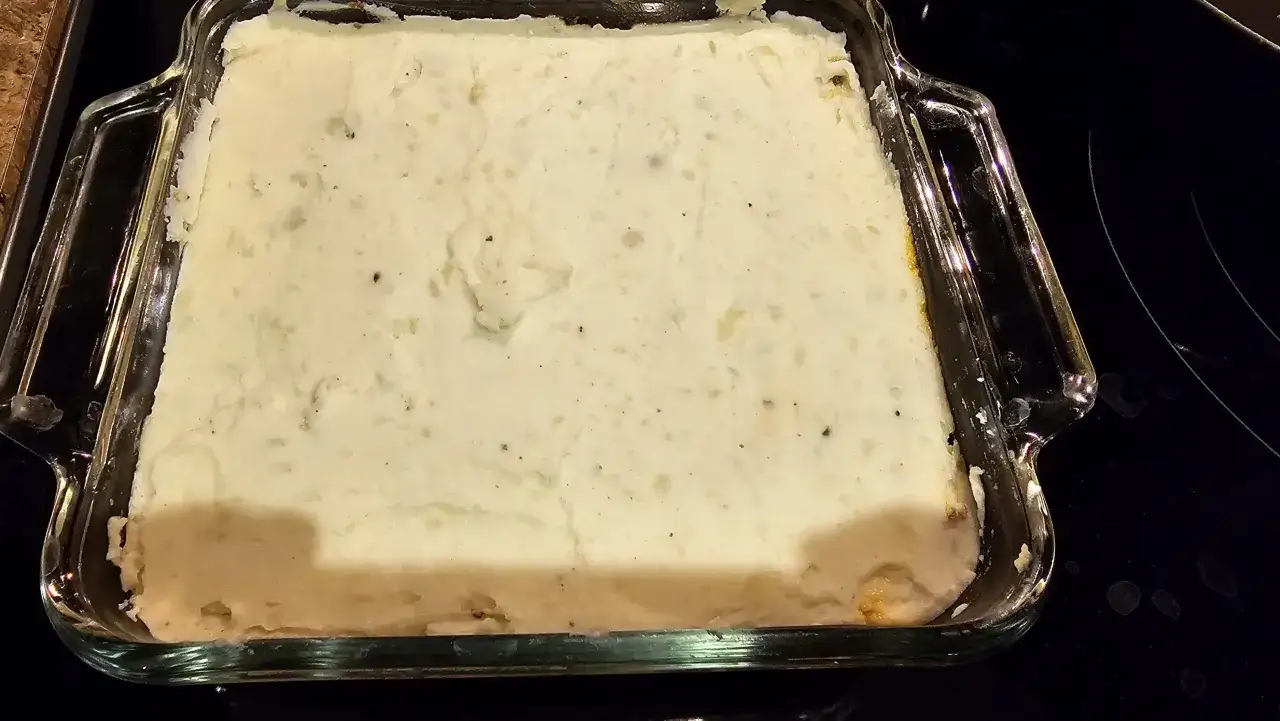 Hachis parmentier pr&ecirc;t pour la cuisson chaleur tournante. La pur&eacute;e de pommes de terre est bien lisse et pr&ecirc;te &agrave; dorer.