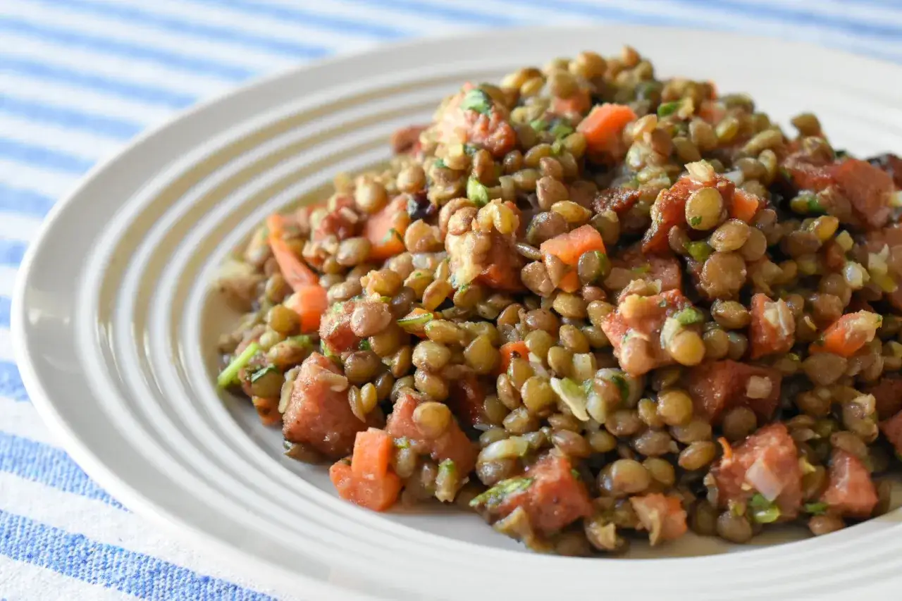 Salade de lentilles vertes savoureuse, avec des d&eacute;s de carottes et des herbes fra&icirc;ches. Parfait pour une cuisson lente et un repas sain.